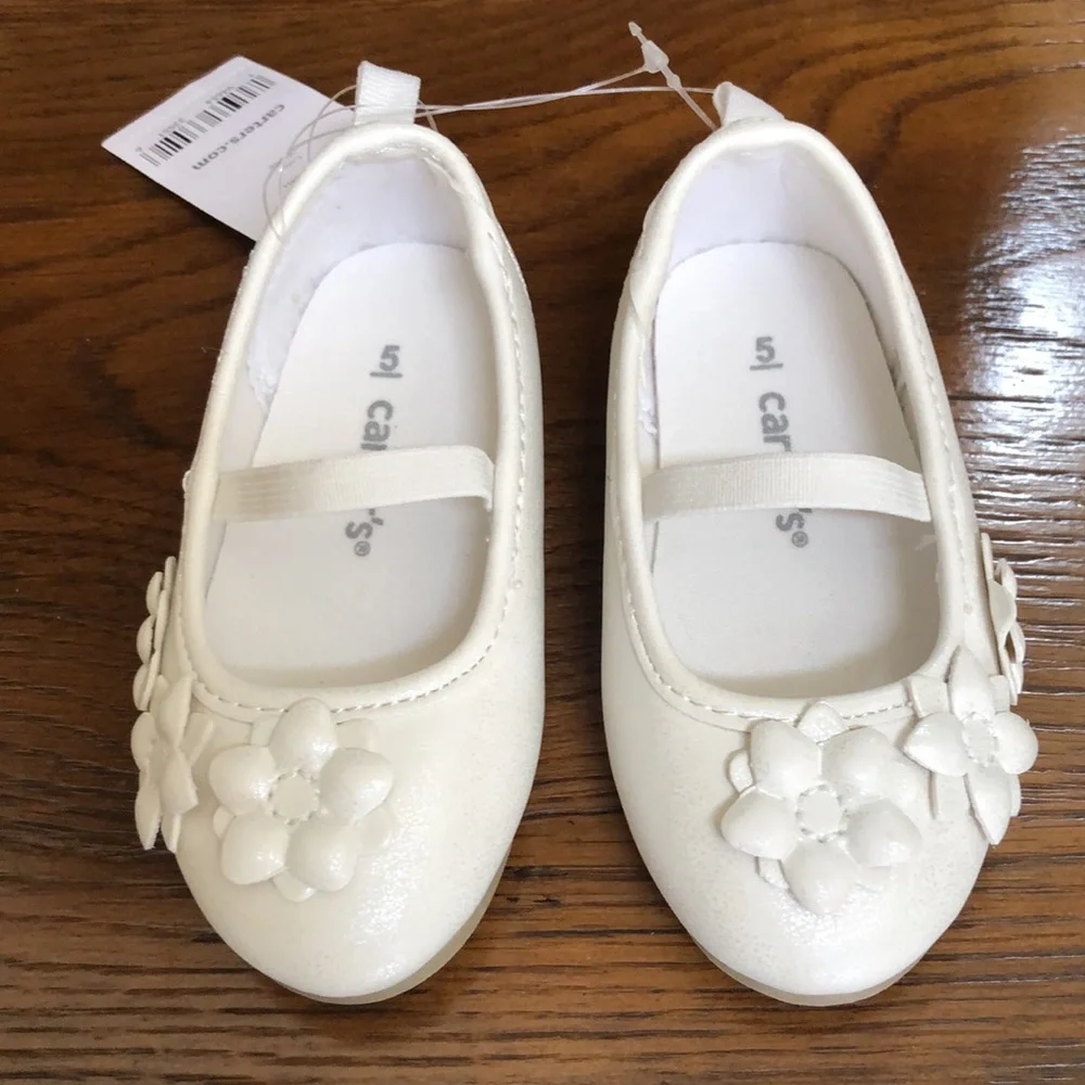 New baby girls slip on Mary Jane shoes with decorative flowers. Sz 5. Off white.